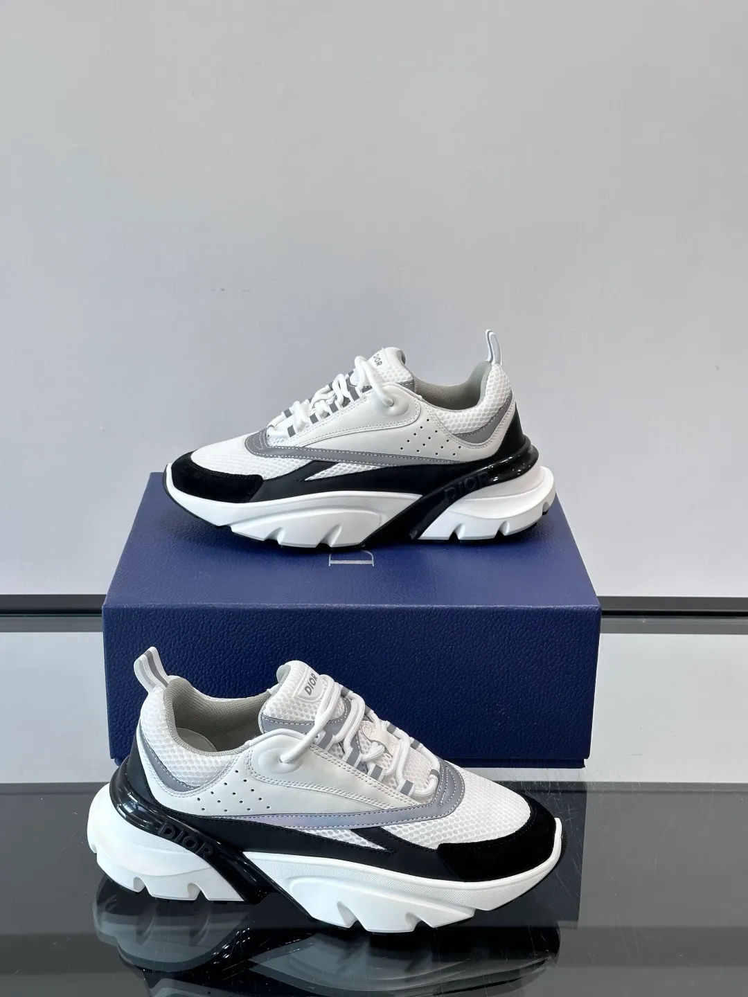 Men's shoes 💰p520 "Dior" B22 retro jogging shoes, inspired by classic jogging shoes, low-top thick sole design, cow leather + mesh fabric splicing, perfect texture and breathable. The black and white engraved rubber sole has great grip and comfort, and is OK for daily wear or sports! There is an embossed "CD" logo on the side of the shoe, which is low-key and recognizable. Rich colors, black and white, gray and blue, etc., versatile and fashionable, loved by European and American hip-hop circles and bloggers, a must-have for trendy wear size: 39-44 (customized at 45.46)